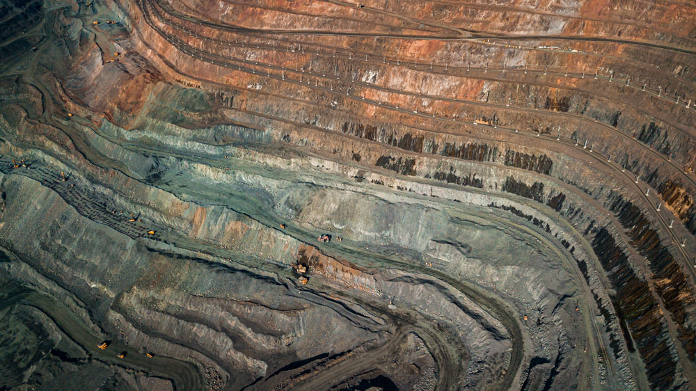 Luftaufnahme des Eisenerzabbaus, Panorama eines Tagebaus zur Gewinnung von Eisenerz